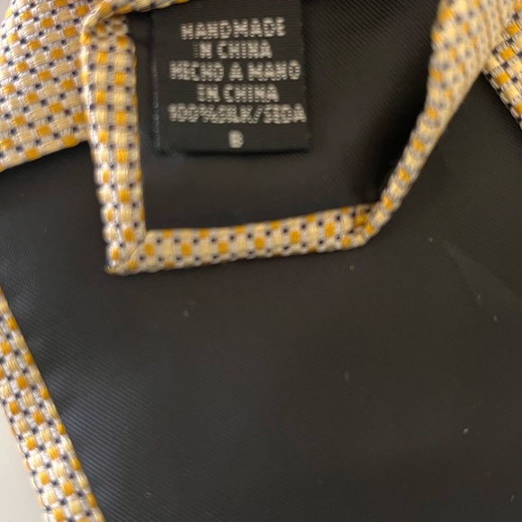 Van Heusen Men's Tie NWT 100% Silk gold pattern - Picture 4 of 4